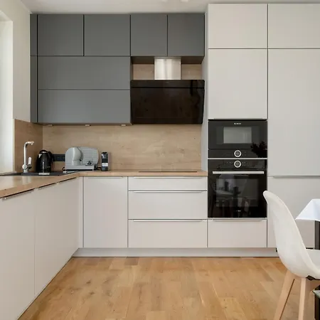 Exceptional With Parking For 6 Guests By Renters * Breslavia